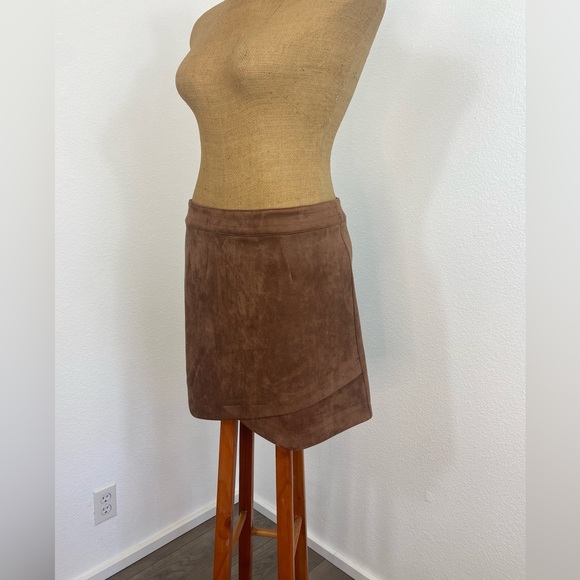 BB Dakota X Steve Madden Arizona Faux Suede Mini Skirt Size 10 Camel Shark Hem - Picture 6 of 13